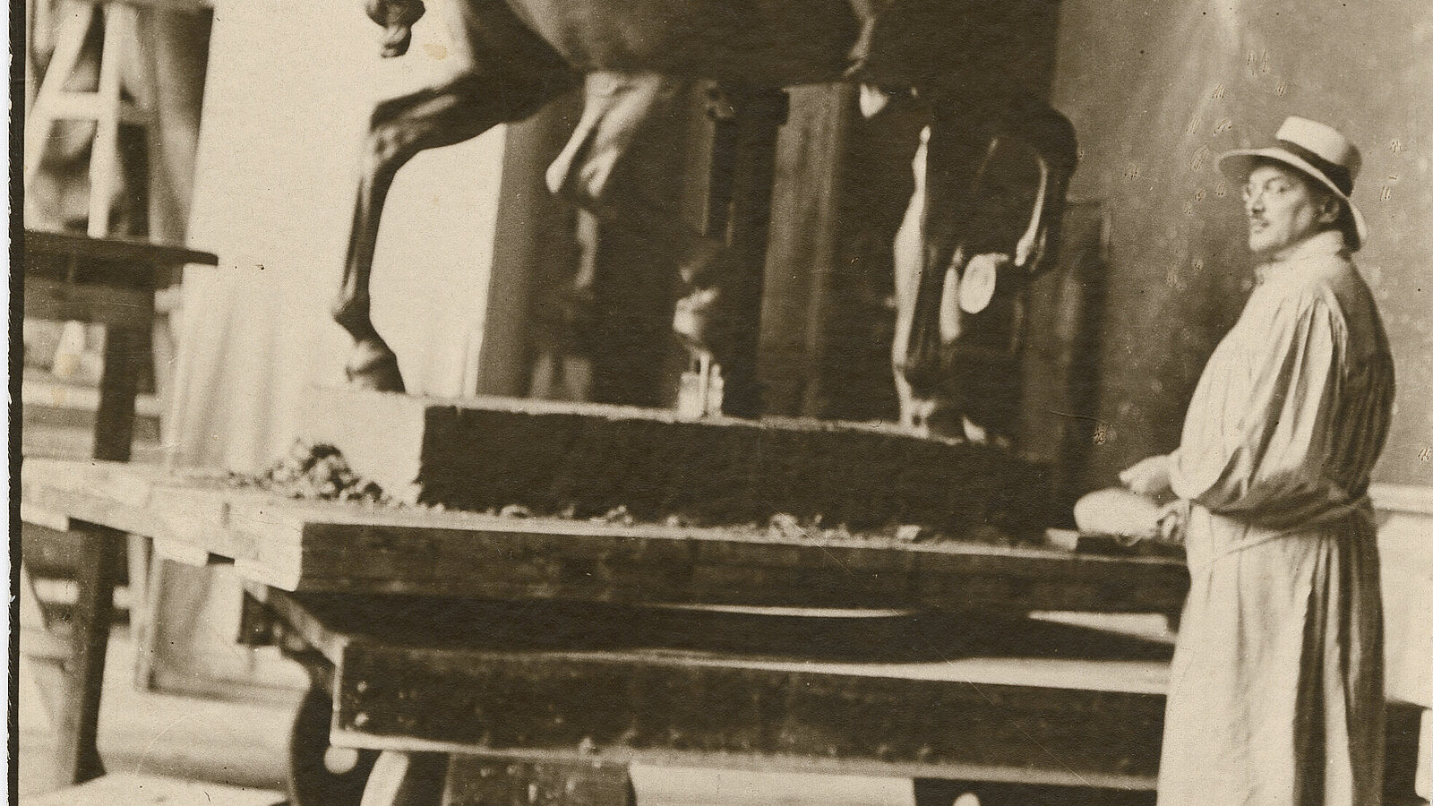 Franz von Stuck mit dem Gipsmodell der speerschleudernden Amazone, 1913, Münchner Stadtmuseum, Graphiksammlung