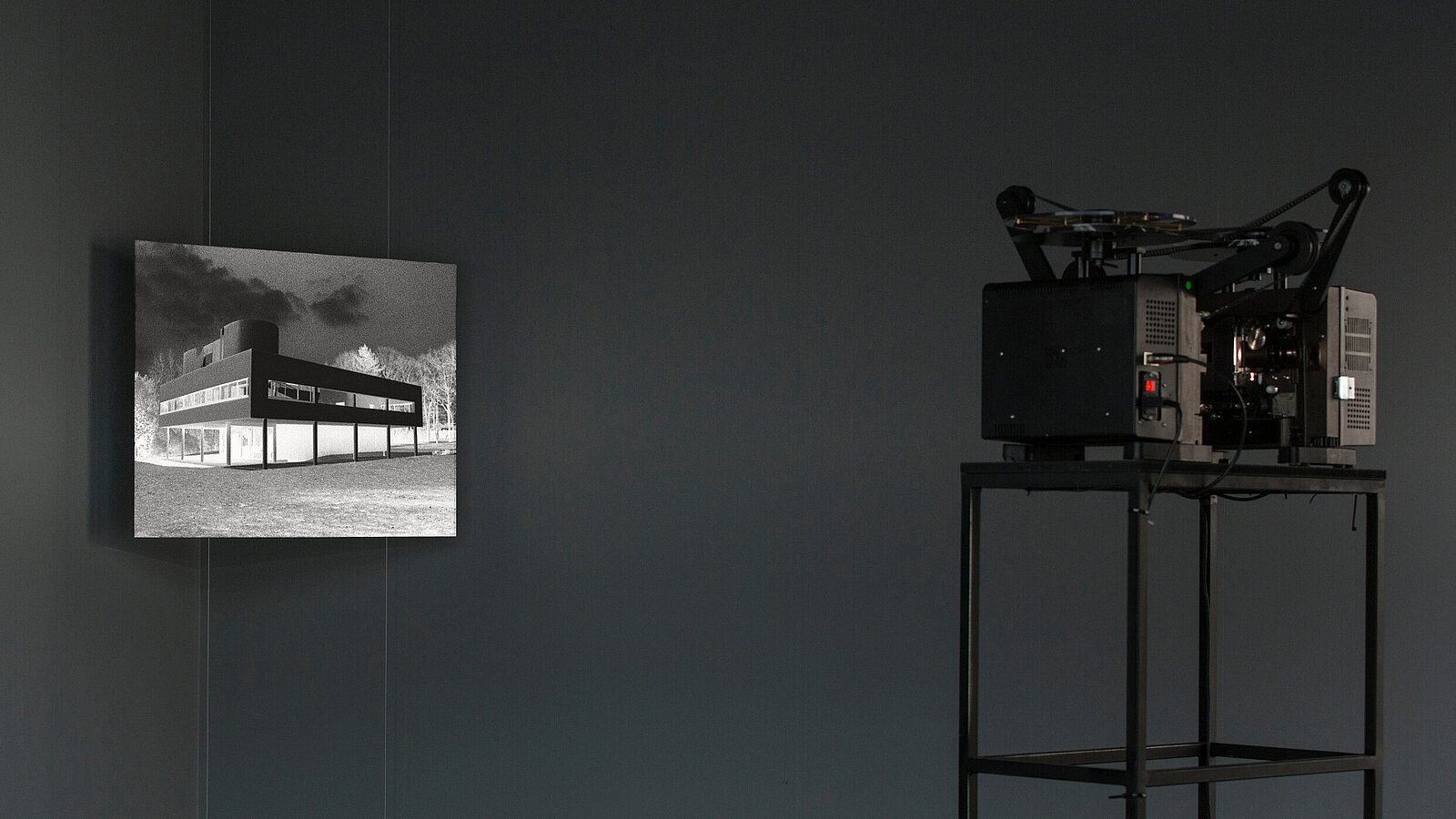 Amie Siegel, Double Negative, 2015, Zwei synchronisierte 16mm- Filmeprojektionen, schwarz-weiß, ohne Ton. Installationsansicht, Foto: Vipul Sangoi, Courtesy the artist and Simon Preston Gallery, New York